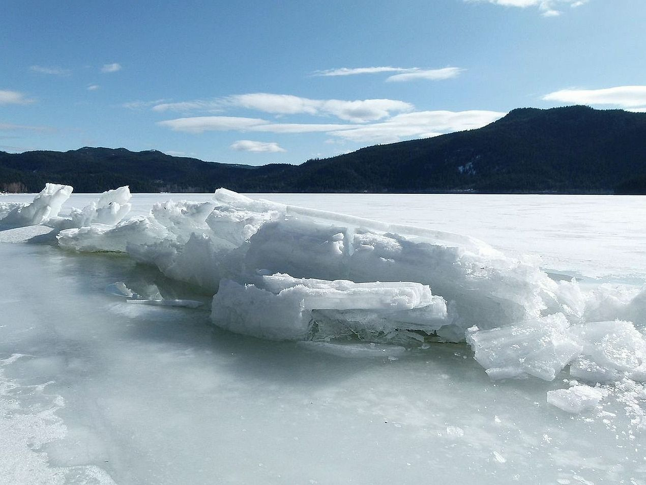 O mesmo caminho estreito sobre o lago congelado em quatro invernos